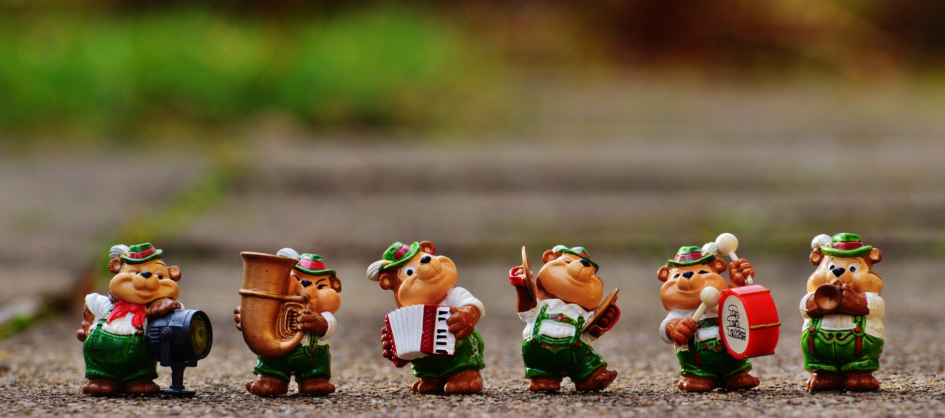Hier sehen sie fünf Bärenfiguren mit Musikinstrumenten